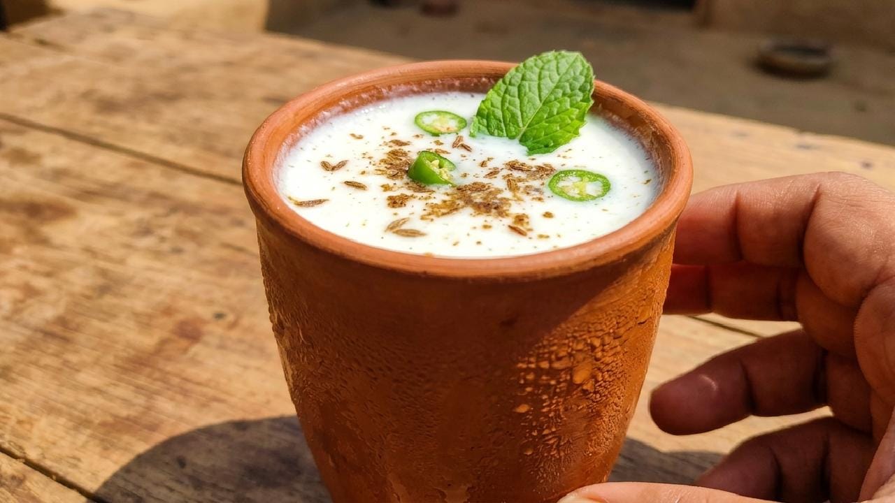 তীব্র গরমে শরীর ঠান্ডা রাখতে এবং চটজলদি ক্লান্তি দূর করতে এক গ্লাস ঘোল বা ছাঁচের কোনও বিকল্প হয় না। ভাজা জিরে, আদা আর পুদিনা পাতা মেশানো এই পানীয়টি কেবল হজমশক্তিই বাড়ায় না, বরং শরীরকে ভেতর থেকে শীতল রাখে। অথচ বর্তমান প্রজন্মের অনেকেই এই দারুণ উপকারী ঘরোয়া পানীয়টির বদলে কৃত্রিম ও অতিরিক্ত চিনিযুক্ত কোল্ড ড্রিংকসের দিকে বেশি ঝুঁকছেন। Gemini AI