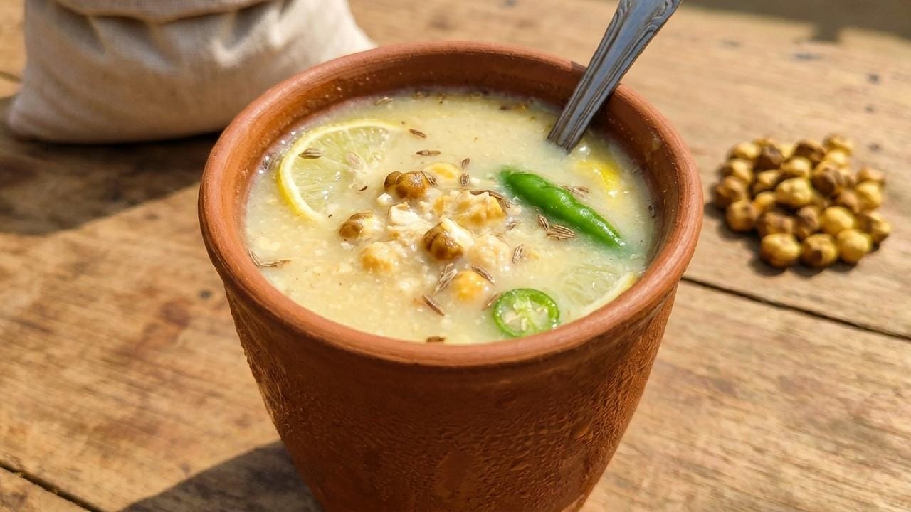 একসময় গরমের দিনে রোদে বেরোনোর আগে ছাতুর শরবত খাওয়া ছিল অনেকেরই অভ্যাস। ভাজা ছোলার ছাতু দিয়ে তৈরি এই পানীয়টি শুধু শরীরকে ঠান্ডাই রাখে না, বরং এর উচ্চ প্রোটিন ও ফাইবার দীর্ঘক্ষণ পেট ভরিয়ে রাখতে সাহায্য করে। আজকাল বিদেশি প্রোটিন পাউডার বা ট্রেন্ডি হেলথ ড্রিংকসের ভিড়ে এই সস্তা ও অত্যন্ত পুষ্টিকর খাবারটি অনেকেই অবহেলা করছেন। Gemini AI