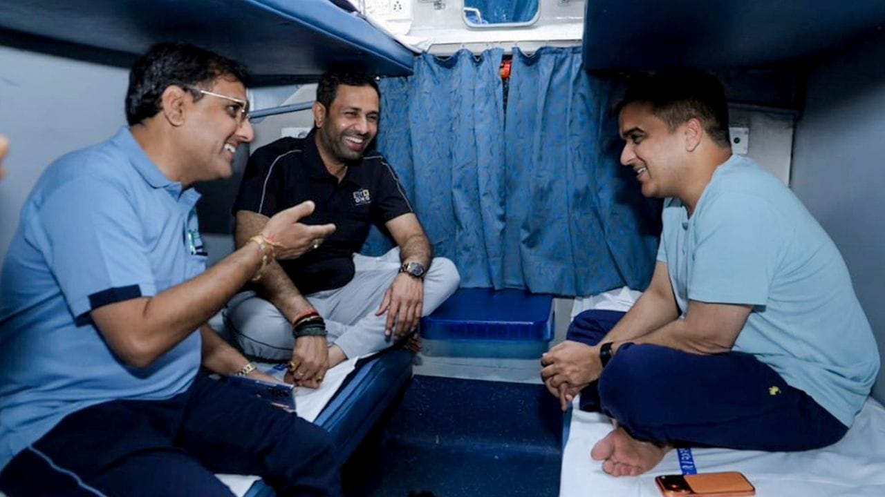 যদি কেউ ৫ থেকে ১২ বছরের শিশুকে নিয়ে ভ্রমণ করেন এবং আরামদায়ক ভ্রমণের জন্য সম্পূর্ণ আলাদা কনফার্মড সিট বা বার্থ বুক করতে চান, সেক্ষেত্রে কিন্তু হাফ ভাড়ার নিয়ম খাটবে না। তখন প্রাপ্তবয়স্কদের মতোই শিশুর সিটের জন্যও পুরো ভাড়া গুনতে হবে।