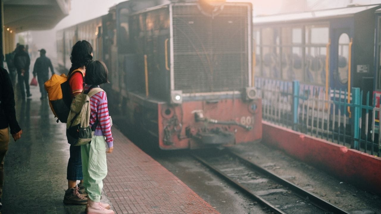 তবে দীর্ঘ যাত্রাপথের ক্ষেত্রে শিশুর আরামের কথা ভেবে অভিভাবকরা চাইলে সন্তানের জন্য একটি আলাদা টিকিট বুক করতে পারেন। তবে মনে রাখবেন, আলাদা সিট বুক করলে কিন্তু ওই শিশুর জন্য সম্পূর্ণ ভাড়া দিতে হবে।