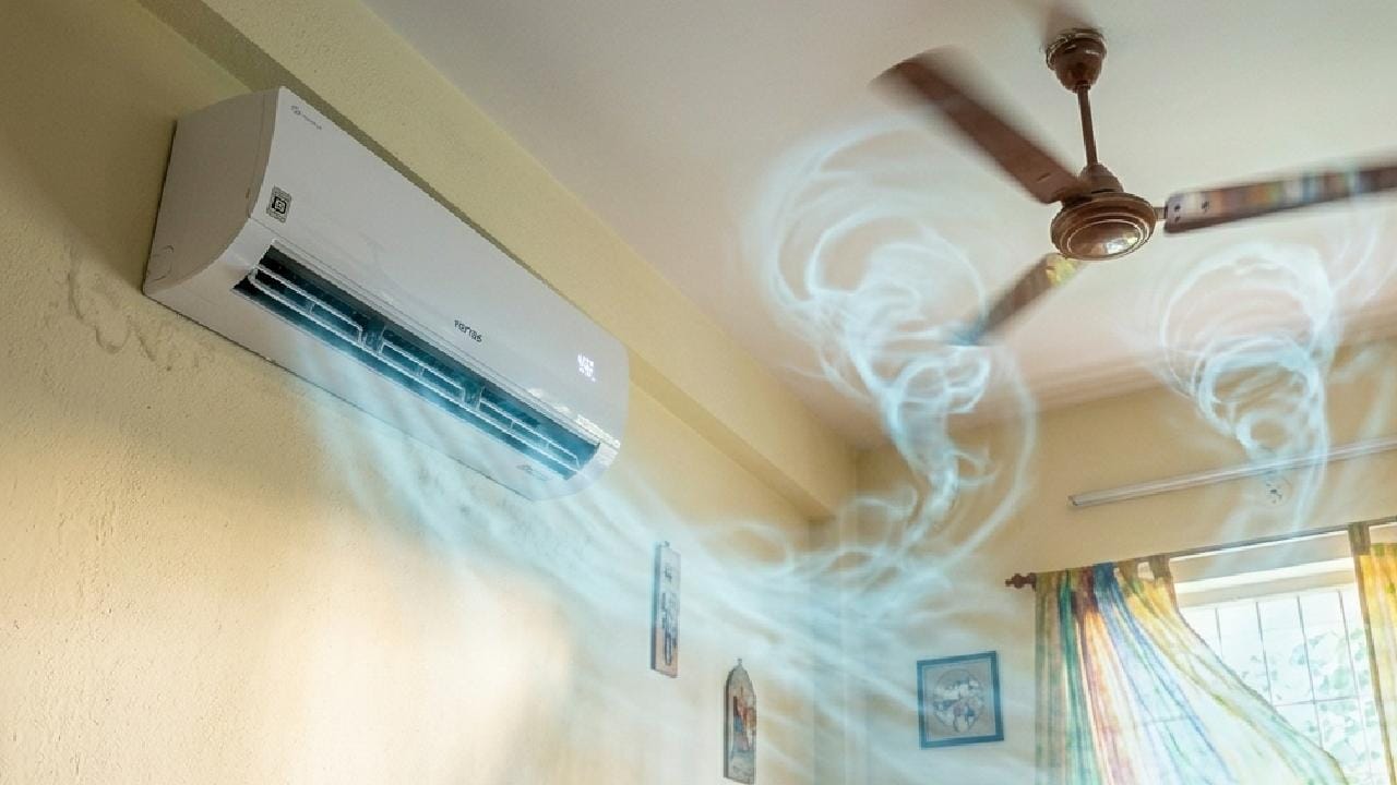 এই কম্বিনেশন বা এসি ও সিলিং ফ্যান একসঙ্গে চালালে সাধারণের তুলনায় প্রায় ২ থেকে ৩ ডিগ্রি বেশি ঠান্ডা অনুভূত হয়। এর ফলে এসিকে ঘর ঠান্ডা করার জন্য অতিরিক্ত পরিশ্রম করতে হয় না, যা সরাসরি কমায় আপনার ঘরের বৈদ্যুতিক খরচ। তবে খেয়াল রাখবেন, সিলিং ফ্যানের গতি যেন খুব বেশি না হয়, মাঝারি গতিই এই ক্ষেত্রে সবচেয়ে কার্যকর। Gemini AI