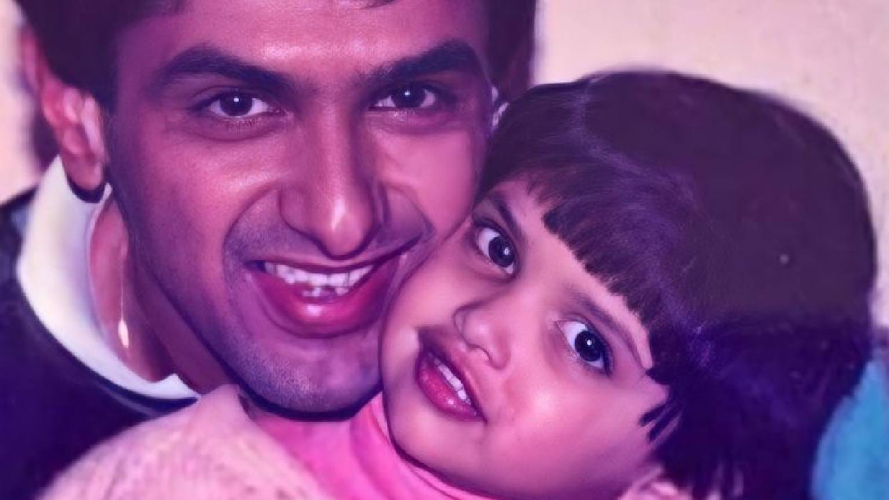বলিউড ডিভা দীপিকা পাড়ুকোন এবং ভারতের লেজেন্ডারি ব্যাডমিন্টন চ্যাম্পিয়ন প্রকাশ পাড়ুকোনের সম্পর্কটি ভীষণ ডিসিপ্লিনড ও মিষ্টি। গ্ল্যামার দুনিয়ার শীর্ষে পৌঁছেও দীপিকা তাঁর বাবার শেখানো নম্রতা আর জীবনবোধকে সবসময় আঁকড়ে ধরে রেখেছেন। প্রকাশ পাড়ুকোনও লাইমলাইট থেকে দূরে থেকেও মেয়ের প্রতিটা কঠিন সময়ে আর সাফল্যে বটবৃক্ষের মতো পাশে থেকেছেন। Pinterest