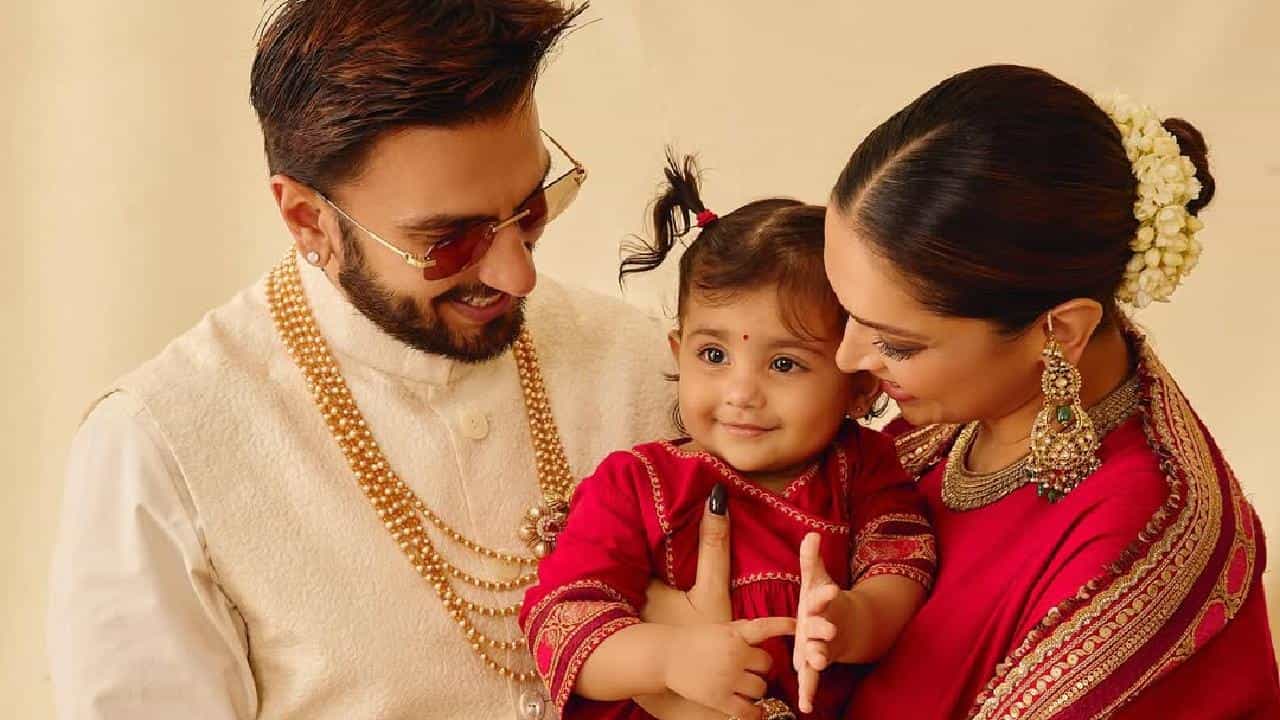 Deepika- Ranveer daughter: দামি গাড়ি নয়, মেট্রো-অটো চড়েই ঘোরে দীপিকা-রণবীরের মেয়ে দুয়া! Deepika- Ranveer daughter: দামি গাড়ি নয়, মেট্রো-অটো চড়েই ঘোরে দীপিকা-রণবীরের মেয়ে দুয়া!