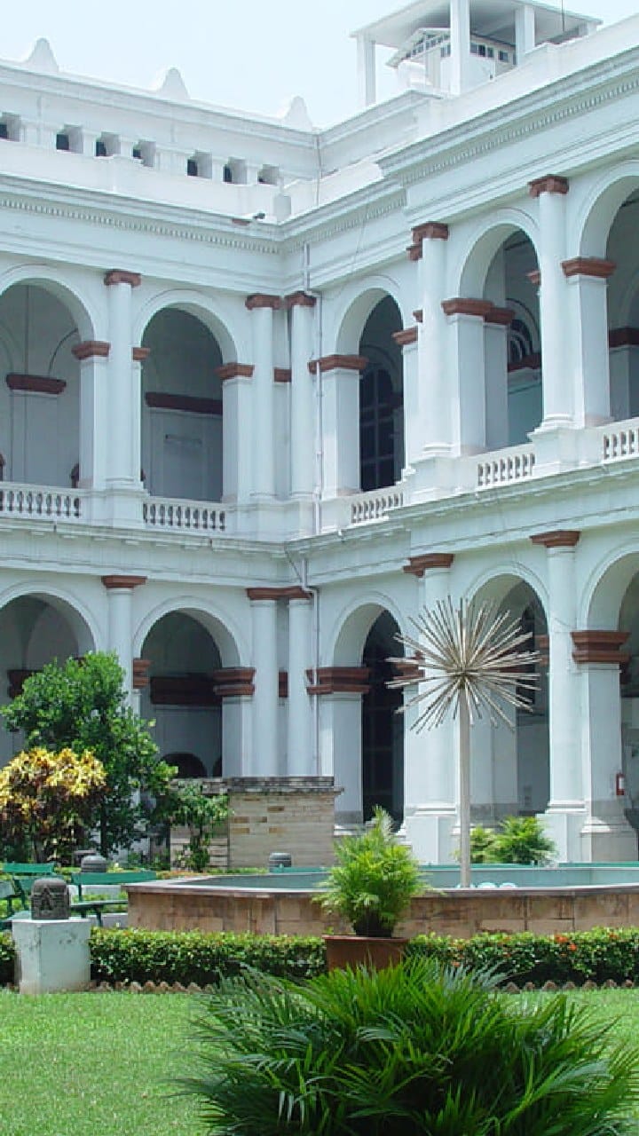 কলকাতার ফোর্ট উইলিয়ামের সামনে ভয়াবহ পথ দুর্ঘটনা, প্রাইভেট গাড়ির ধাক্কায় আহত ৩ স্কুল পড়ুয়া