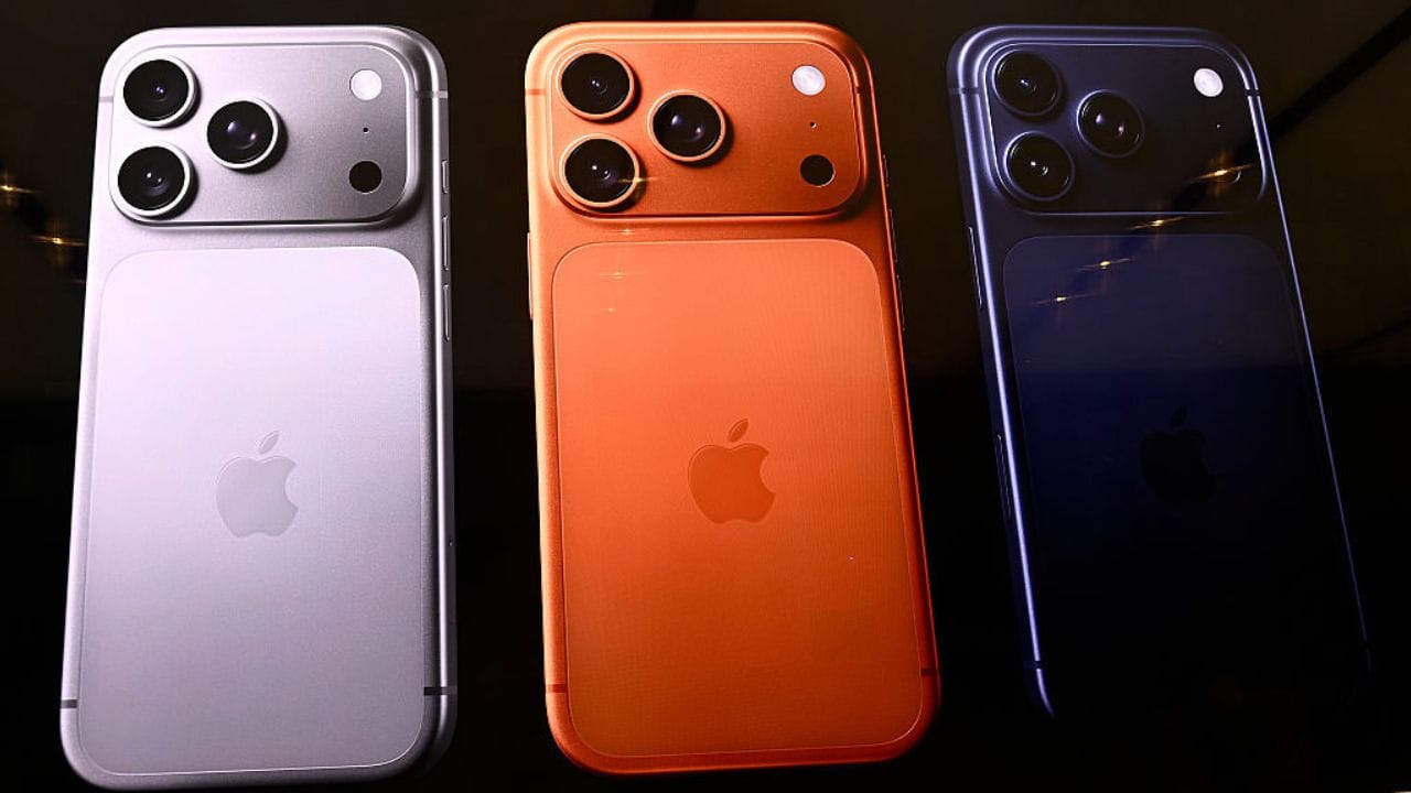 ফ্লিপকার্টের অফার অনুযায়ী, iPhone 17 Pro এবং iPhone 17 Pro Max-এর দামে সরাসরি ১২ হাজার টাকা পর্যন্ত ছাড় দেওয়া হচ্ছে। পাশাপাশি নির্দিষ্ট ব্যাঙ্ক কার্ড ব্যবহার করলে আরও ৯ হাজার টাকা পর্যন্ত অতিরিক্ত ডিসকাউন্ট পাওয়া যেতে পারে। সব মিলিয়ে নতুন iPhone কেনার খরচ অনেকটাই কমে যাবে। 
