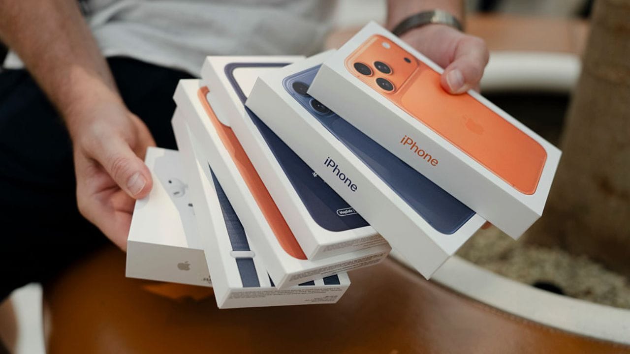 নতুন iPhone কেনার পরিকল্পনা করছেন? তাহলে এটাই সেরা সময়। জনপ্রিয় ই-কমার্স সংস্থা ফ্লিপকার্ট (Flipkart) iPhone 17 Pro এবং iPhone 17 Pro Max-এর উপর বড় ছাড়ের ঘোষণা করেছে। শুধু দাম কমানোই নয়, সঙ্গে রয়েছে ব্যাঙ্ক ডিসকাউন্ট এবং পুরনো ফোন এক্সচেঞ্জে মোটা অঙ্কের ছাড়ের সুবিধা।
