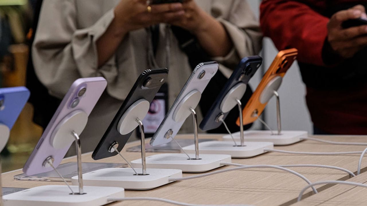 তবে, iPhone 12 ব্যবহারকারী ফোন এক্সচেঞ্চ করেন, তাহলে সবথেকে তিনিই বেশি লাভবান হবেন। তাই, এটাই নতুন iPhone 17 Pro বা Pro Max-এ আপগ্রেড করার অন্যতম সেরা সুযোগ বলে মনে করছেন বিশেষজ্ঞরা।