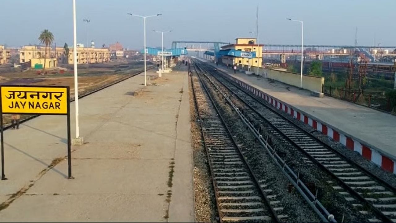 নেপাল স্টেশনটি ভারতীয় স্টেশনের পাঁচিলের বাইরে অবস্থিত। নেপালে পৌঁছানোর জন্য একটি ওভারব্রিজ রয়েছে। এই স্টেশনে পৌঁছে, চেক ইনের পর যাত্রীরা সরাসরি নেপালগামী ট্রেনে উঠতে পারেন।