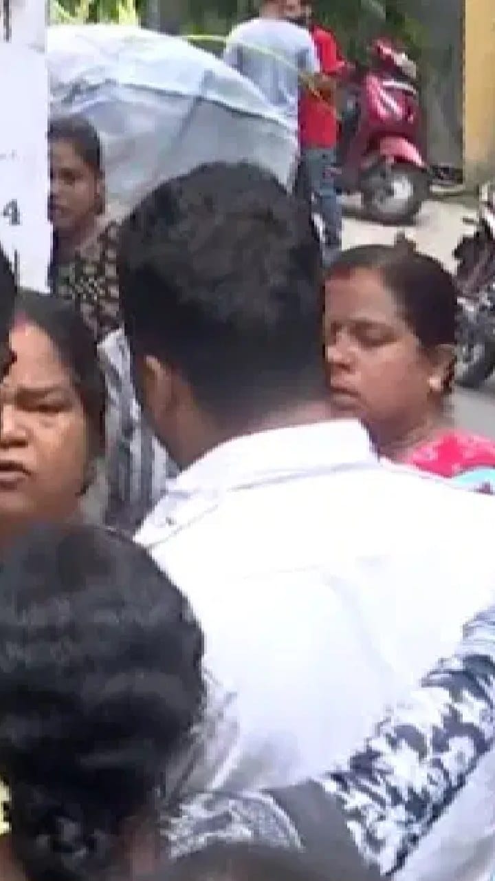 প্রাইভেট টিউশন পড়ানোর অভিযোগ! যোধপুর পার্ক বয়েজ স্কুলে অভিভাবকদের তুমুল বিক্ষোভ