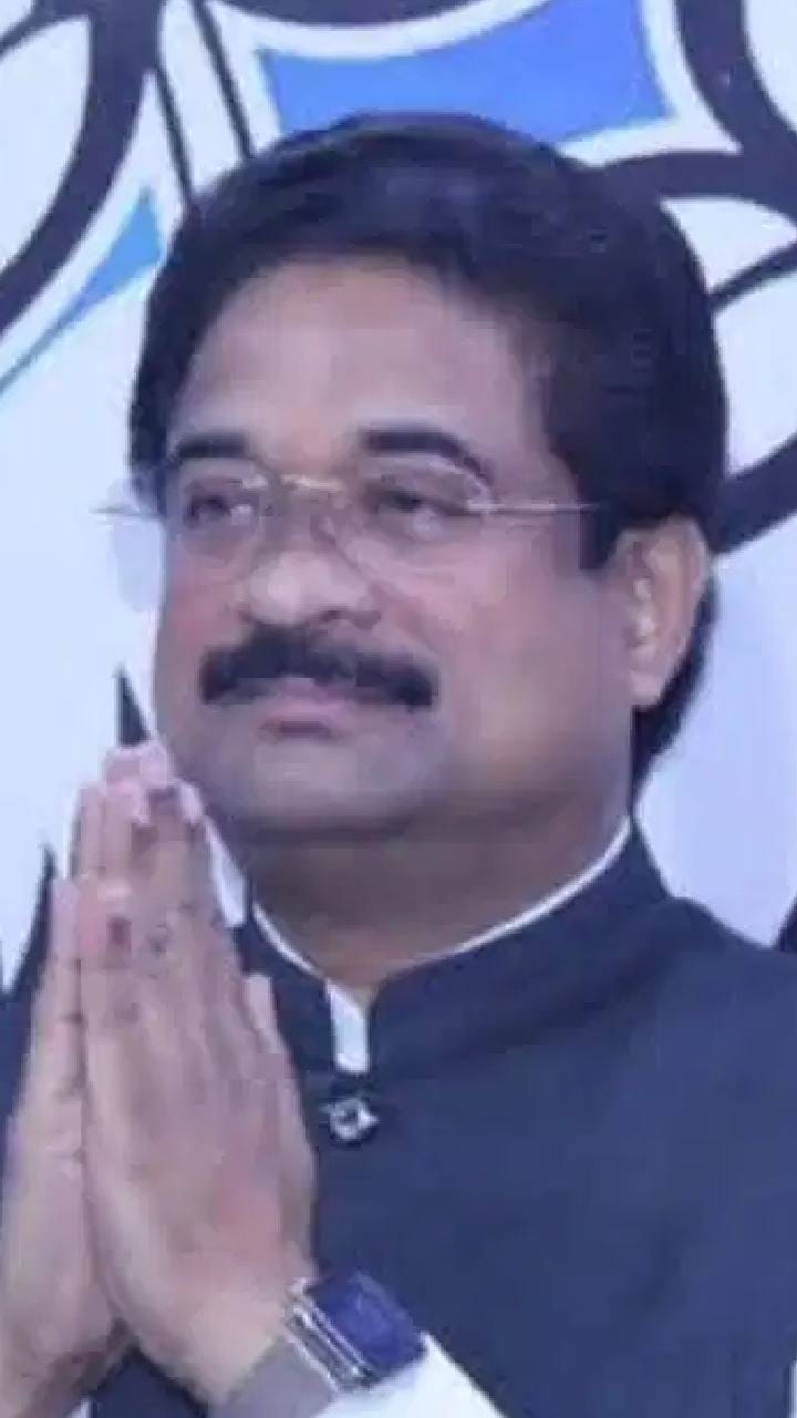 মুখ্যমন্ত্রীর বৈঠকের দিনই উদ্ধার হয়েছিল স্কুলের পোশাক! এবার গ্রেফতার তমলুকের দাপুটে তৃণমূল কাউন্সিলর