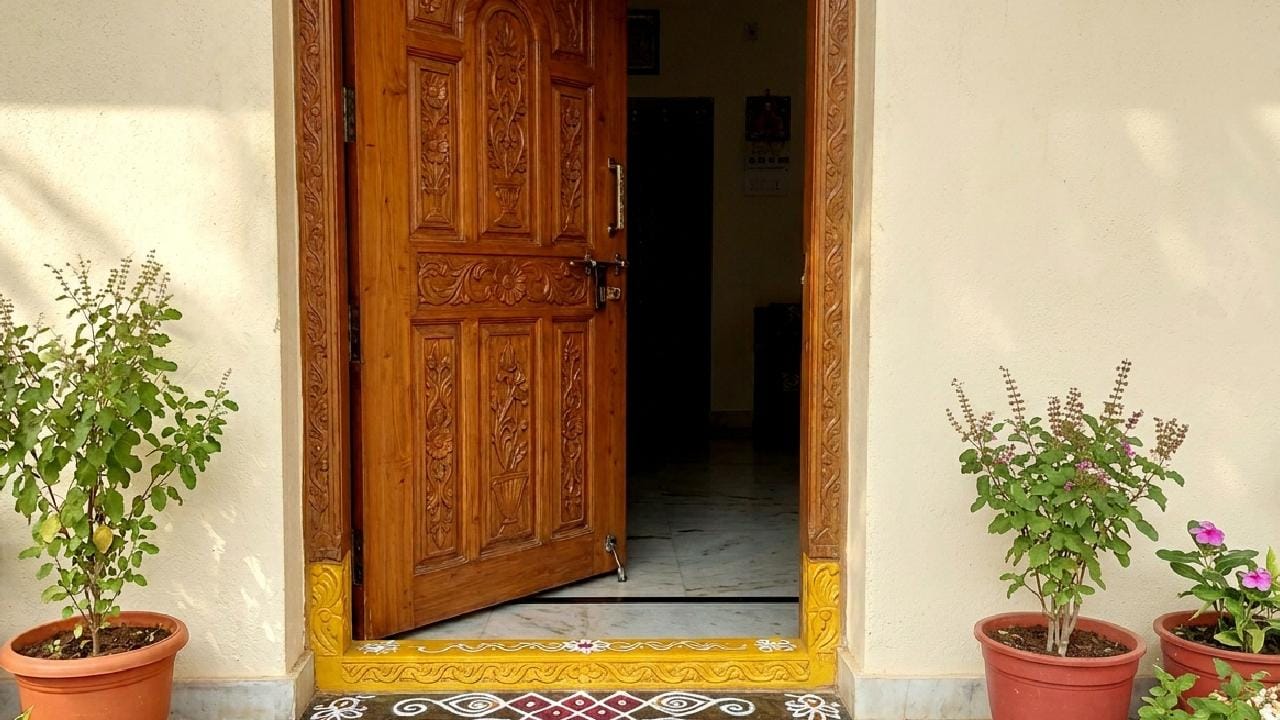 বাস্তুশাস্ত্র অনুসারে বাড়ির প্রধান প্রবেশদ্বার শুধু যাতায়াতের পথ নয়, বরং এটি ঘরে সুখ ও সমৃদ্ধি প্রবেশের মূল উৎস। এই পবিত্র স্থানে জুতো বা চপ্পল রাখলে ইতিবাচক শক্তির প্রবাহ মারাত্মকভাবে ব্যাহত হয় এবং নেতিবাচক প্রভাব পড়ে। তাই বাড়ির প্রবেশপথ সবসময় পরিষ্কার ও গোছানো রাখা অত্যন্ত জরুরি বলে মনে করা হয়। Gemini Ai