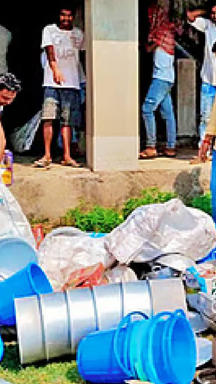 মেটিয়াবুরুজে চাঞ্চল্য! আবাসনের তালা ভেঙে সরকারি বালতি ও ত্রাণের ত্রিপল উদ্ধার জনতার