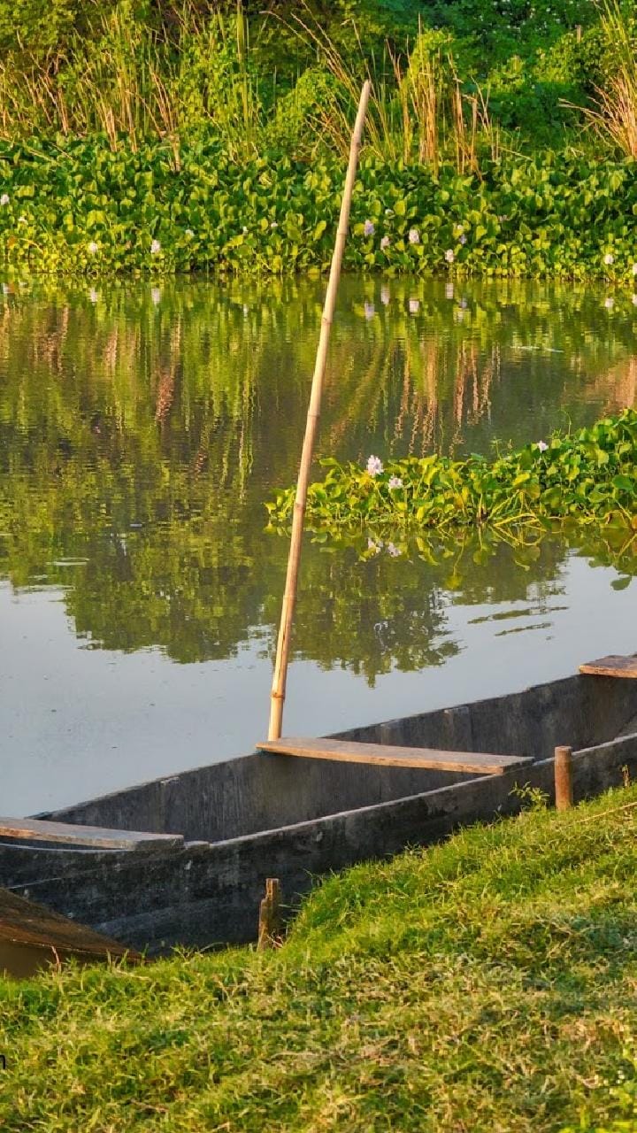গোসাবায় বিপত্তি! বিদ্যাধরী নদীতে আচমকা উল্টে গেল ‘একাদশী’ নামের নৌকা