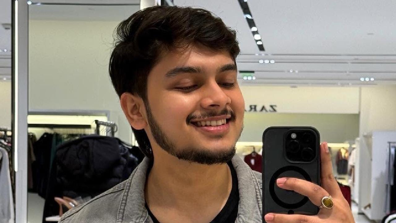 কয়েক মাস আগেও জনপ্রিয় কনটেন্ট ক্রিয়েটর পৃথ্বীশের সঙ্গে সৌমির প্রেম নিয়ে তুমুল আলোচনা ছিল বিনোদন মহলে। সেই সম্পর্ক ভাঙার পর খুব অল্প সময়ের মধ্যেই দেবজ্যোতির সঙ্গে তাঁর এই ঘনিষ্ঠতা প্রকাশ্যে এসেছে। আর এই দ্রুত রূপবদল দেখেই সমাজমাধ্যমে নানা ধরনের ট্রোলিং শুরু হল। ছবি সৌজন্যে ফেসবুক