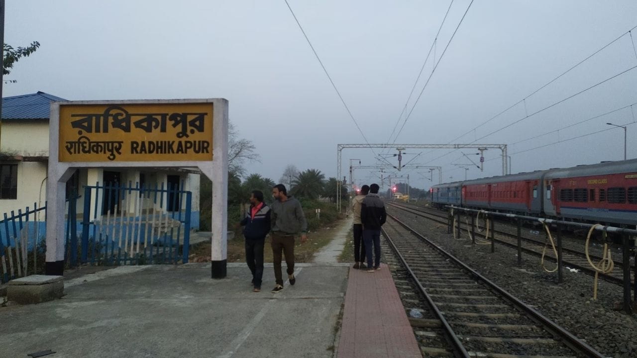 পশ্চিমবঙ্গের উত্তর দিনাজপুর জেলায় অবস্থিত রাধিকাপুর রেলওয়ে স্টেশনটিও ভারত-বাংলাদেশ রেল পরিবহনের একটি কেন্দ্রস্থল। দুই দেশের মধ্যে মালবাহী ও যাত্রীবাহী ট্রেন চলাচল করে। এটি একটি সীমান্ত চৌকি হিসেবেও কাজ করে।