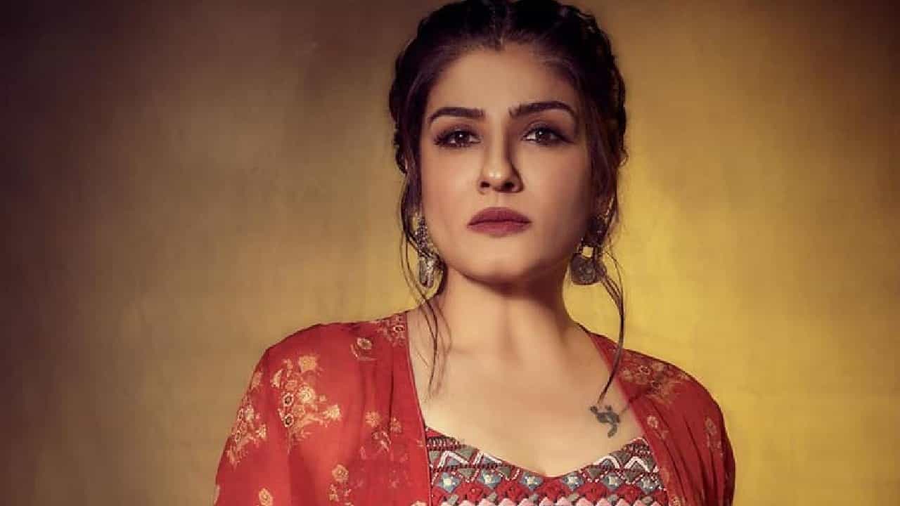 Raveena Tandon: রবিনার বাড়ি থেকে লাখ লাখ টাকার গয়না চুরি! Raveena Tandon: রবিনার বাড়ি থেকে লাখ লাখ টাকার গয়না চুরি!