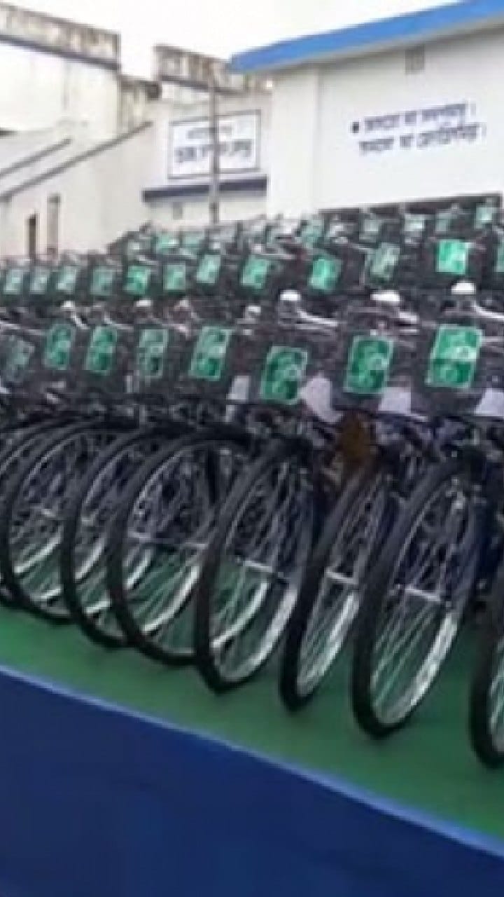সবুজ সাথীর সাইকেল বিক্রির অভিযোগ! প্রধান শিক্ষক ও পিয়নের বিরুদ্ধে উত্তাল কেশিয়ারি