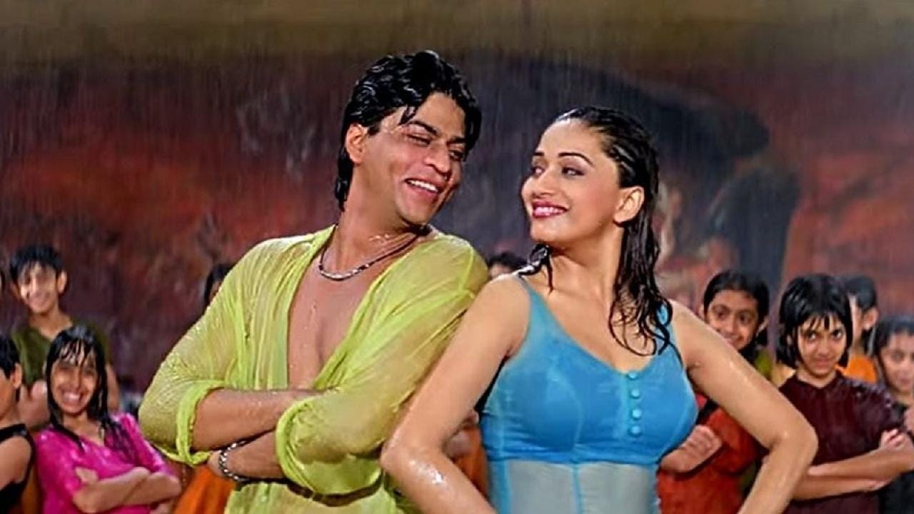 পর্দায় মাধুরী দীক্ষিতের মতো ডান্সিং কুইনের সঙ্গে সরাসরি প্রতিযোগিতায় যাওয়ার সাহসে কুলাচ্ছিল না তৎকালীন প্রথম সারির হিরোইনদের। স্রেফ ওই নাচের লড়াইয়ে হেরে যাওয়ার ভয়েই জুহি কাজল সহ একের পর এক তারকা ছবির প্রস্তাব ফিরিয়ে দেন। IMDB