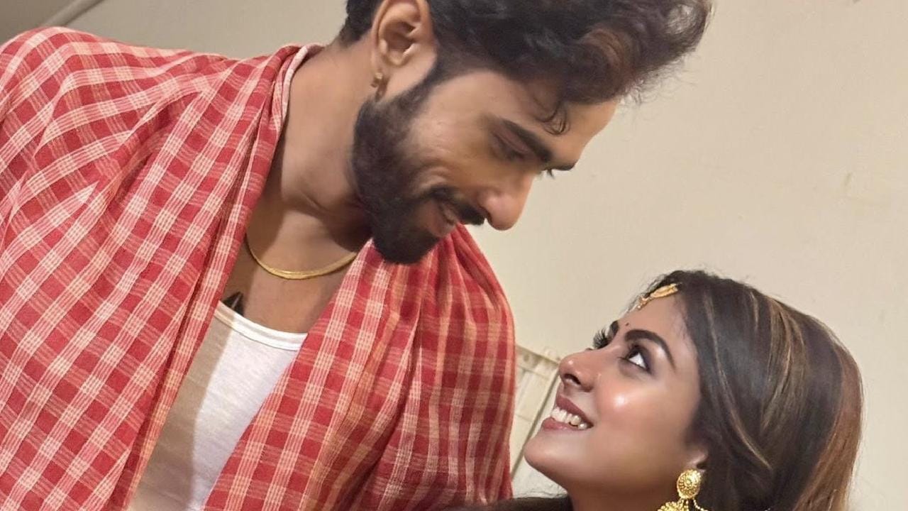 নেটপাড়ার কেউ কেউ তাঁর ব্যক্তিগত সিদ্ধান্ত নিয়ে প্রশ্ন তুললেও, অনেকে আবার সৌমির পাশেই শক্ত করে দাঁড়িয়েছেন। তাঁদের মতে, একজন মানুষের নতুন করে জীবন শুরু করার এবং ভালো থাকার অধিকার সম্পূর্ণ ব্যক্তিগত। ফলে ট্রোলিংকে বুড়ো আঙুল দেখিয়ে এই জুটি এখন নিজেদের মতো করে সময় কাটাচ্ছেন। ছবি সৌজন্যে ফেসবুক