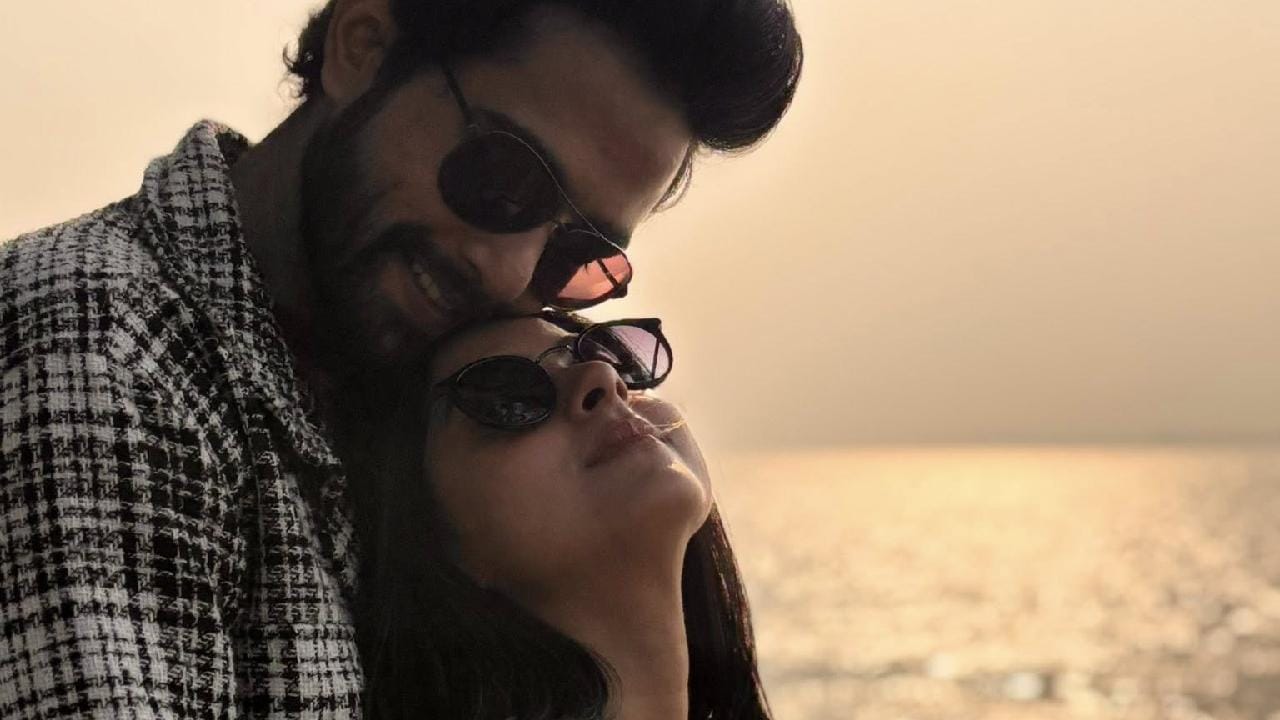 সৌমির এই পোস্ট দেখে একদিকে যেমন শুভেচ্ছা ও ভালবাসায় ভরিয়ে দিয়েছেন অনুরাগীরা, অন্যদিকে শুরু হয়েছে তীব্র ট্রোলিং। নেটিজেনদের একাংশ কিছুতেই এই নতুন সম্পর্ক সহজে মেনে নিতে পারছেন না। বিশেষ করে সৌমির অতীত সম্পর্ককে টেনে এনে নানা কুৎসিত মন্তব্য করা হচ্ছে। ছবি সৌজন্যে ফেসবুক