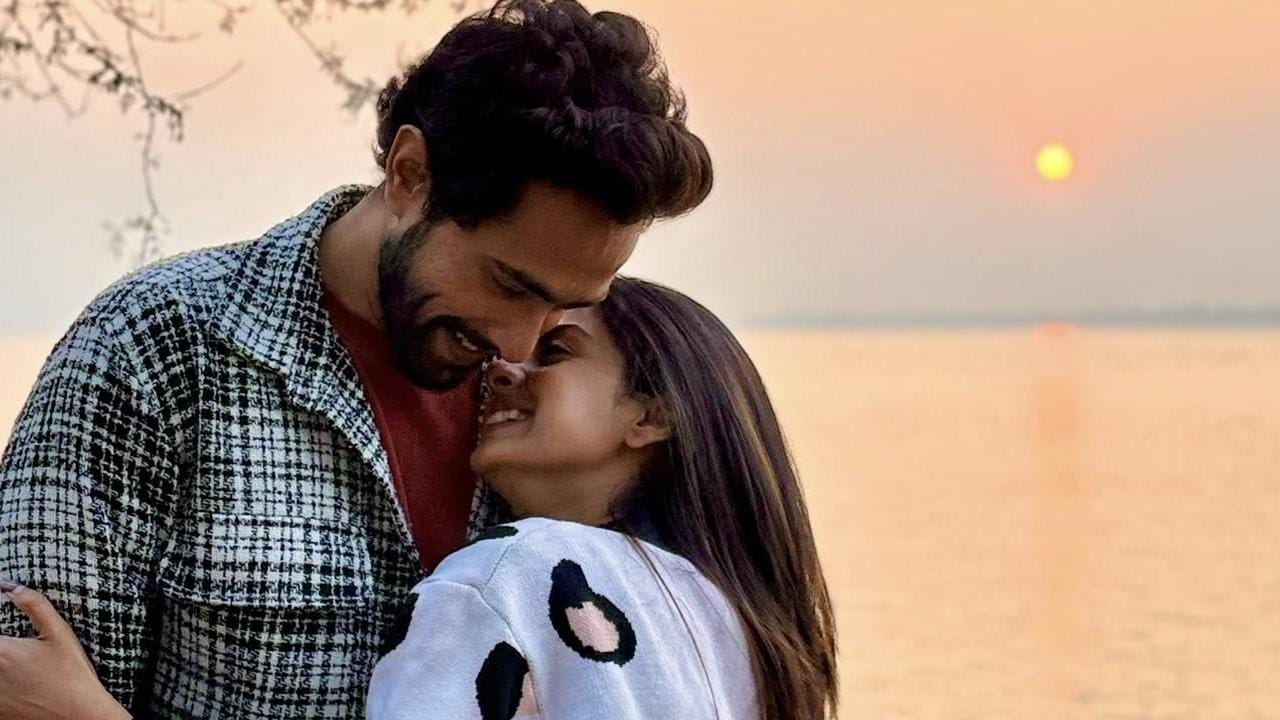 বিতর্ক বা কটাক্ষ কোনও কিছুকেই এই মুহূর্তে বিশেষ গুরুত্ব দিতে নারাজ সৌমি ও দেবজ্যোতি। তাঁদের সাম্প্রতিক পোস্ট এবং প্রকাশ্যে ভাগ করে নেওয়া মুহূর্তগুলো অন্তত সেই ইঙ্গিতই দিচ্ছে। একে অপরের সঙ্গ যে তাঁরা দারুণ উপভোগ করছেন, তা ছবিগুলো দেখলেই স্পষ্ট বোঝা যায়। ছবি সৌজন্যে ফেসবুক