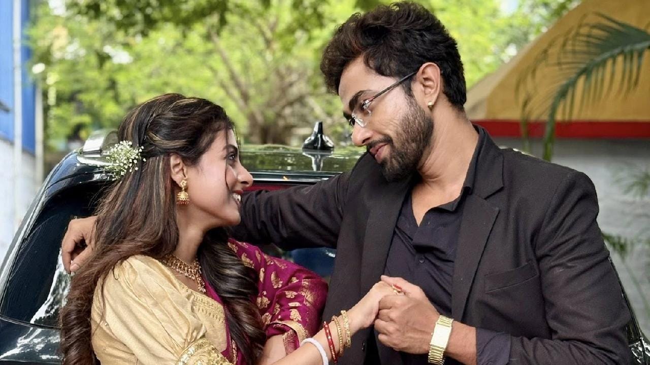 ছোটপর্দার জনপ্রিয় ধারাবাহিক ‘লক্ষ্মী ঝাঁপি’-তে তাঁদের সম্পর্কের সমীকরণ বেশ জটিল। পর্দায় তাঁরা শ্যালিকা ও জামাইবাবু হলেও ক্যামেরার পিছনের বাস্তব ছবিটা একেবারেই আলাদা। অনস্ক্রিনের সেই চেনা রিলেশনই এখন বাস্তবে অফস্ক্রিন প্রেমে বদলে গিয়েছে। ছবি সৌজন্যে ফেসবুক