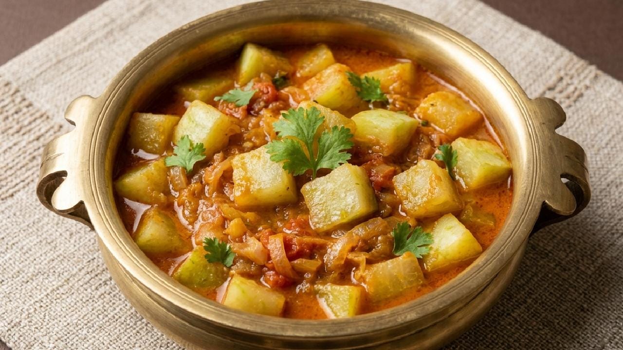 তরমুজ খাওয়ার পর ভেতরের সাদা অংশটি আমরা অনেকেই ফেলে দেন। অথচ পেঁয়াজ, টমেটো এবং ভারতীয় মশলা দিয়ে এই অংশটির একটি চমৎকার ডালনা বা কারি রান্না করা যায়। ভাতের সঙ্গে এই ইউনিক পদটি মুখে দিলে কেউ ধরতেই পারবে না এটি কী দিয়ে তৈরি হয়েছে। Gemini Ai