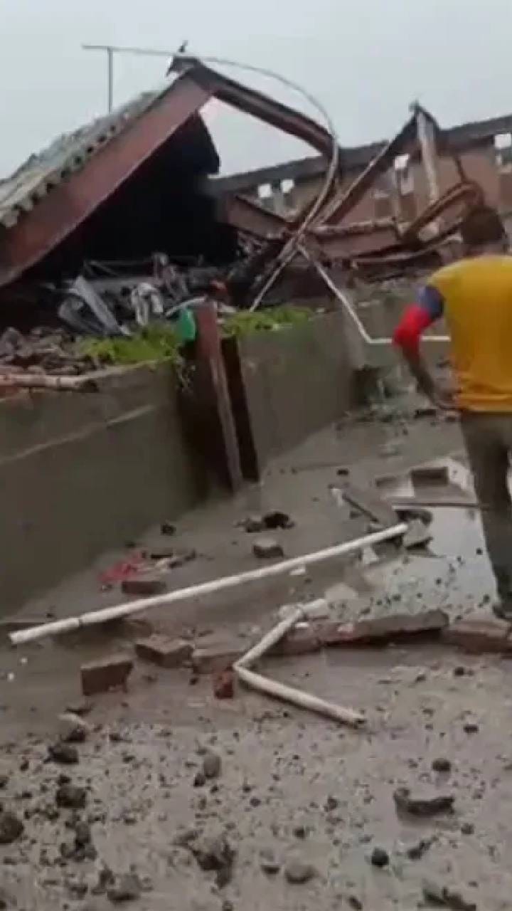 তারাতলা বিপর্যয়: ধ্বংসস্তূপের নিচে নিখোঁজ রানিগঞ্জের নবীন, কান্নায় ভেঙে পড়েছে পরিবার