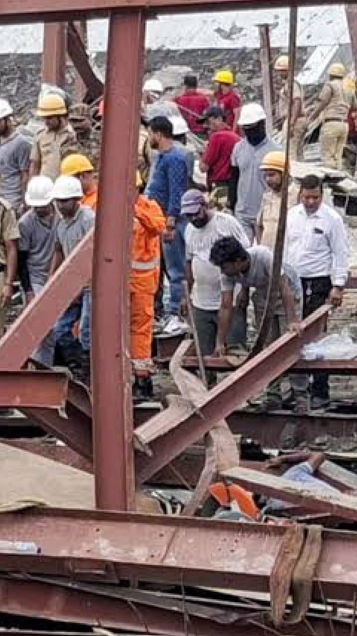 তারাতলা দুর্ঘটনাস্থলে এবার রেলের বিশেষ ‘প্লাজমা কাটিং’ মেশিন, যুদ্ধকালীন তৎপরতায় উদ্ধারকাজ