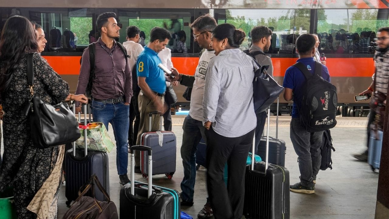 অনেকেই ভাবেন, অন্য কারোর টিকিটে ভ্রমণ করা বড় কোনও বিষয় নয়। তবে রেলওয়ে এই কাজের জন্য আপনার বিরুদ্ধে কড়া পদক্ষেপ করতে পারে। রেলের কী নিয়ম আছে, জানেন?