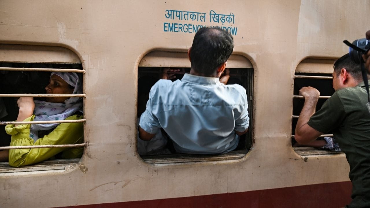 এর পাশাপাশি অন্যের টিকিটে ভ্রমণের অপরাধের জন্য টিটিই ৫০০ টাকা জরিমানা করতে পারে।  