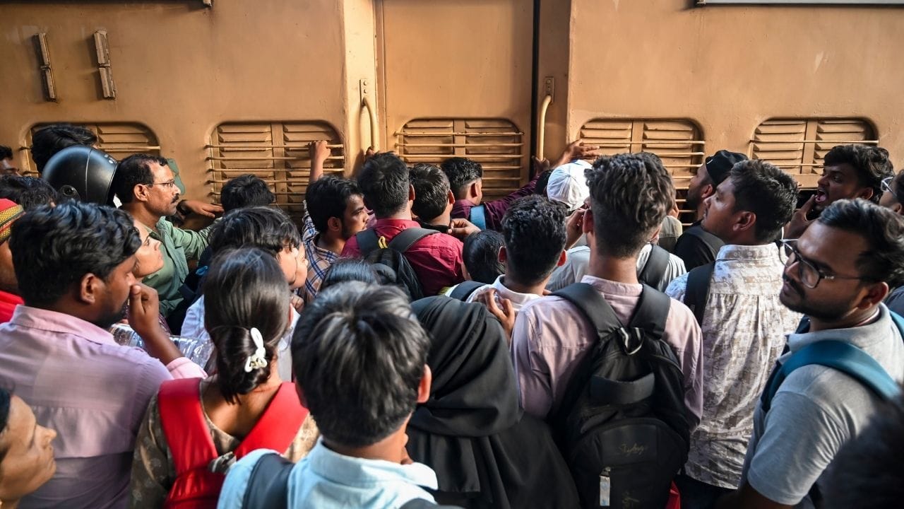 Train Ticket Rules: অন্যের টিকিট নিয়ে ট্রেনে চাপলে কি আপনাকে ফাইন দিতে হবে? Train Ticket Rules: অন্যের টিকিট নিয়ে ট্রেনে চাপলে কি আপনাকে ফাইন দিতে হবে?