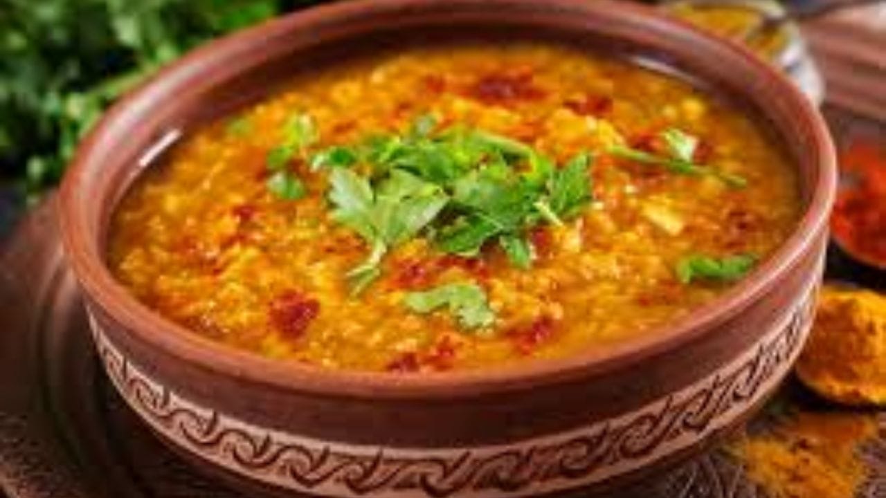 সবচেয়ে গুরুত্বপূর্ণ ধাপ— ফোঁড়নটি ডালের মধ্যে ঢালার সঙ্গে সঙ্গেই কড়াইয়ের ঢাকনা বন্ধ করে দিন। অন্তত ৪ থেকে ৫ মিনিট ঢাকনা খুলবেন না। এতে ফোঁড়নের সমস্ত সুগন্ধ ডালের রন্ধ্রে রন্ধ্রে মিশে যাবে।