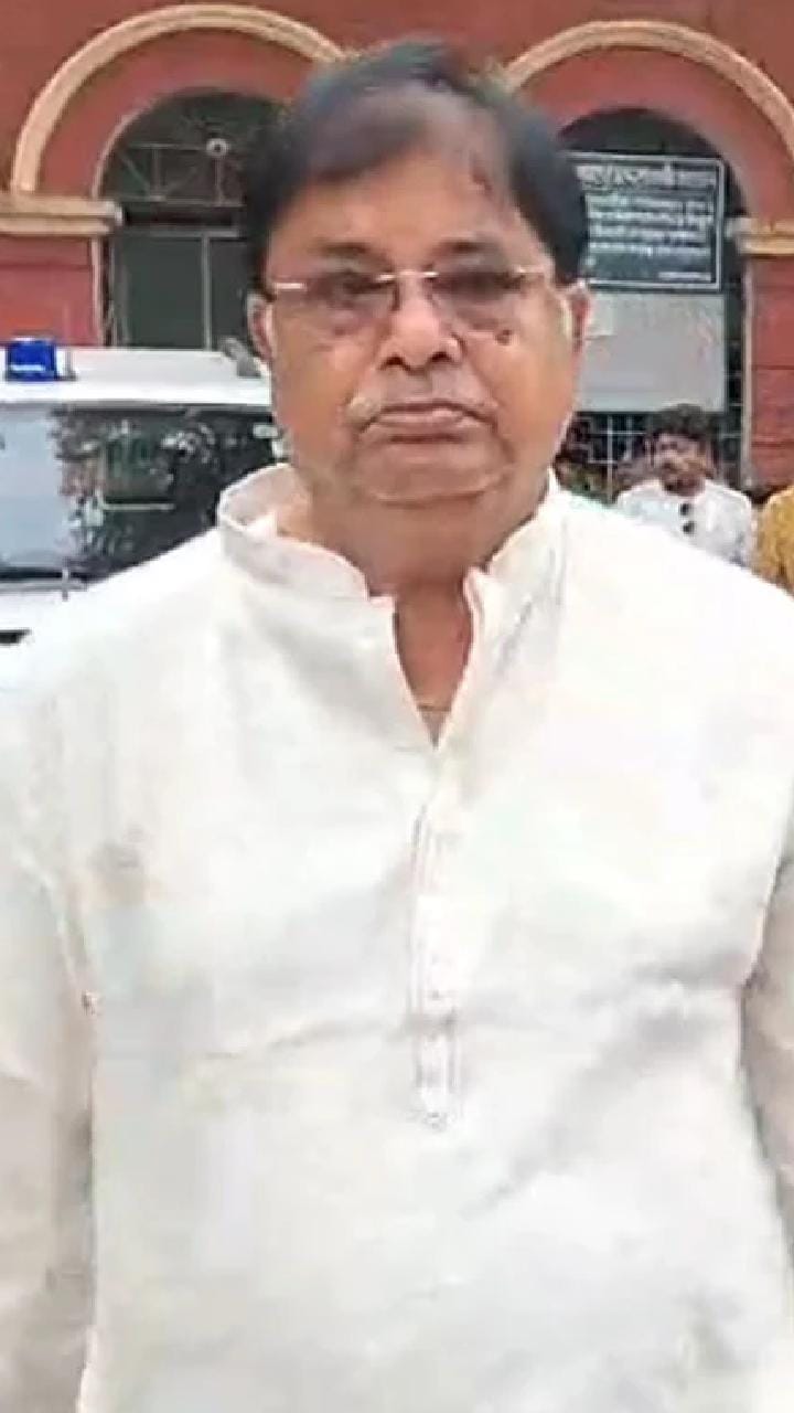ফুলবাগানের ফ্ল্যাট থেকে গ্রেফতার প্রাক্তন উত্তরবঙ্গ উন্নয়ন মন্ত্রী উদয়ন গুহ