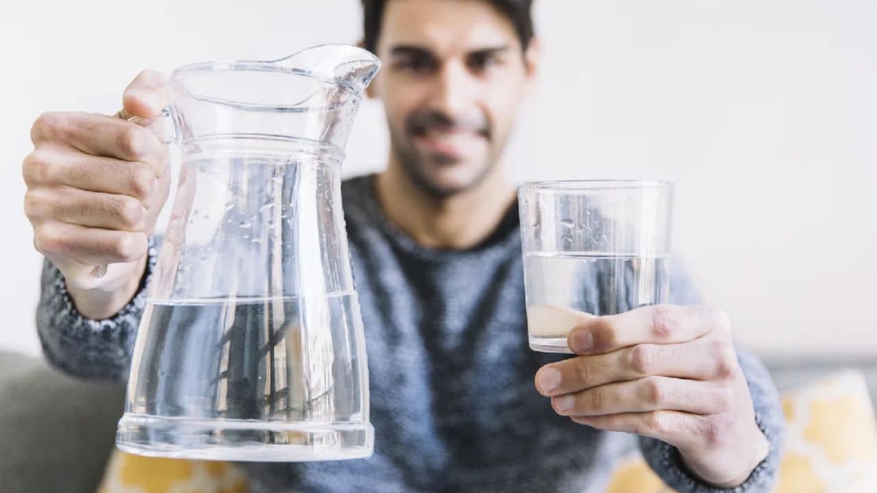 Benefits Of Drinking Warm Water: দিনের শুরু এক গ্লাস উষ্ণ জলে? জানুন শরীরের ভেতরে রোজ কী কী ঘটছে