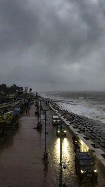দিঘার কাছেই গভীর নিম্নচাপ, কোথায় কোথায় ঝেঁপে বৃষ্টি?