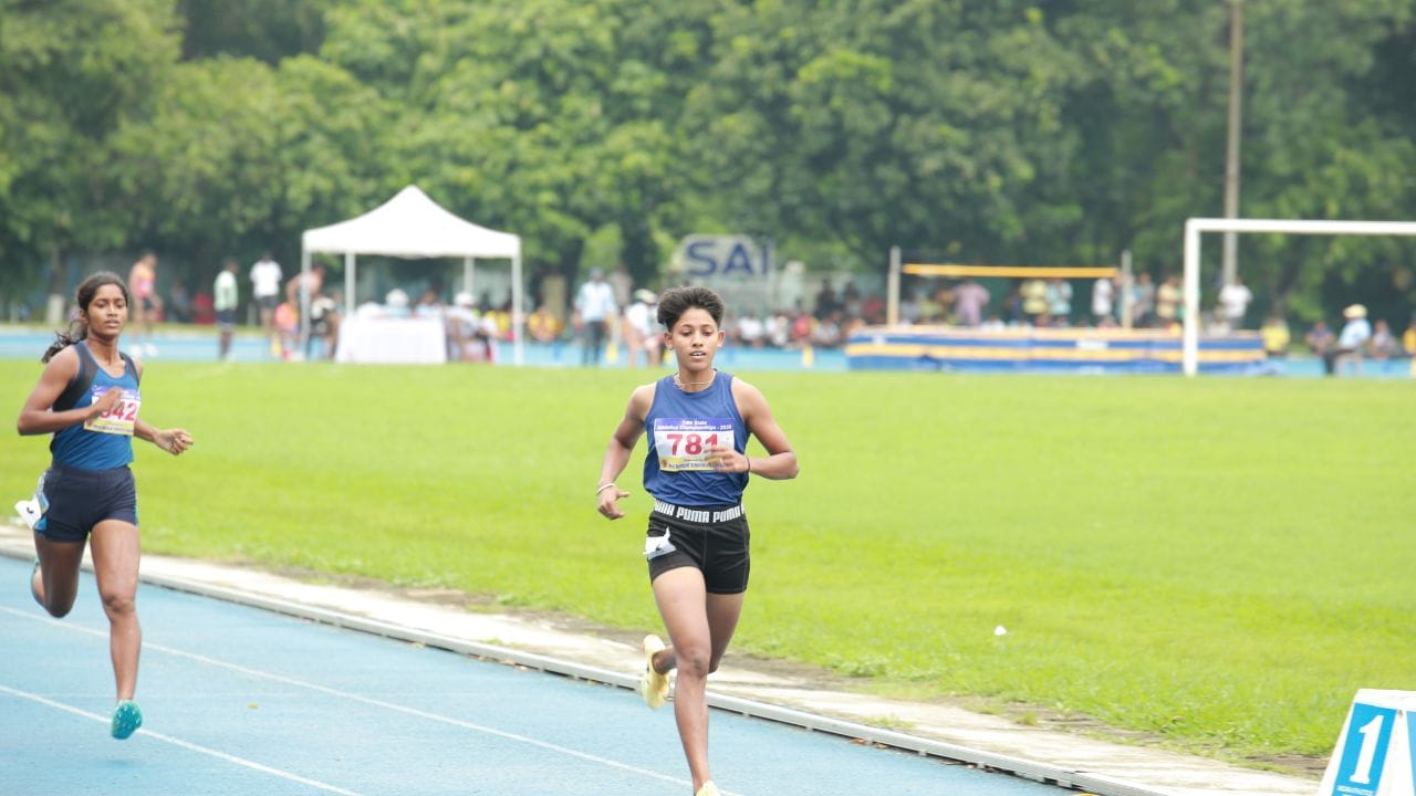 প্রথম দিনেই তৈরী হয়েছে তিনটি নতুন মিট রেকর্ড। জলপাইগুড়ির তনুশ্রী মহলদার অনুর্ধ্ব-২০ মেয়েদের হ্যাভেলিন থ্রো-তে ৪৩.৩৭ মিটার ছুঁড়ে নতুন রেকর্ড গড়েছেন। (Credit - TV9 Bangla)