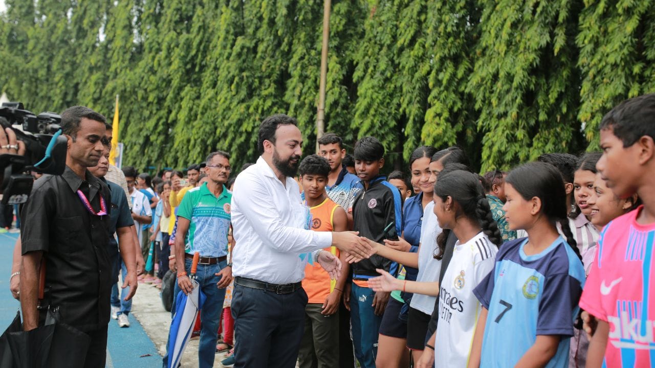 প্রথমদিনের সবচেয়ে আকর্ষণীয় ইভেন্ট ছিল সিনিয়র পুরুষ ও মহিলাদের ১০০ মিটার ফাইনাল। এই দুই বিভাগেই সেরা হয়েছে ইস্টবেঙ্গল ক্লাব। পুরুষদের বিভাগে সোনা জিতেছেন সৌরভ সাহা ও মহিলাদের বিভাগে চ্যাম্পিয়ন হয়েছে তমশ্রী মিশ্র। (Credit - TV9 Bangla)
