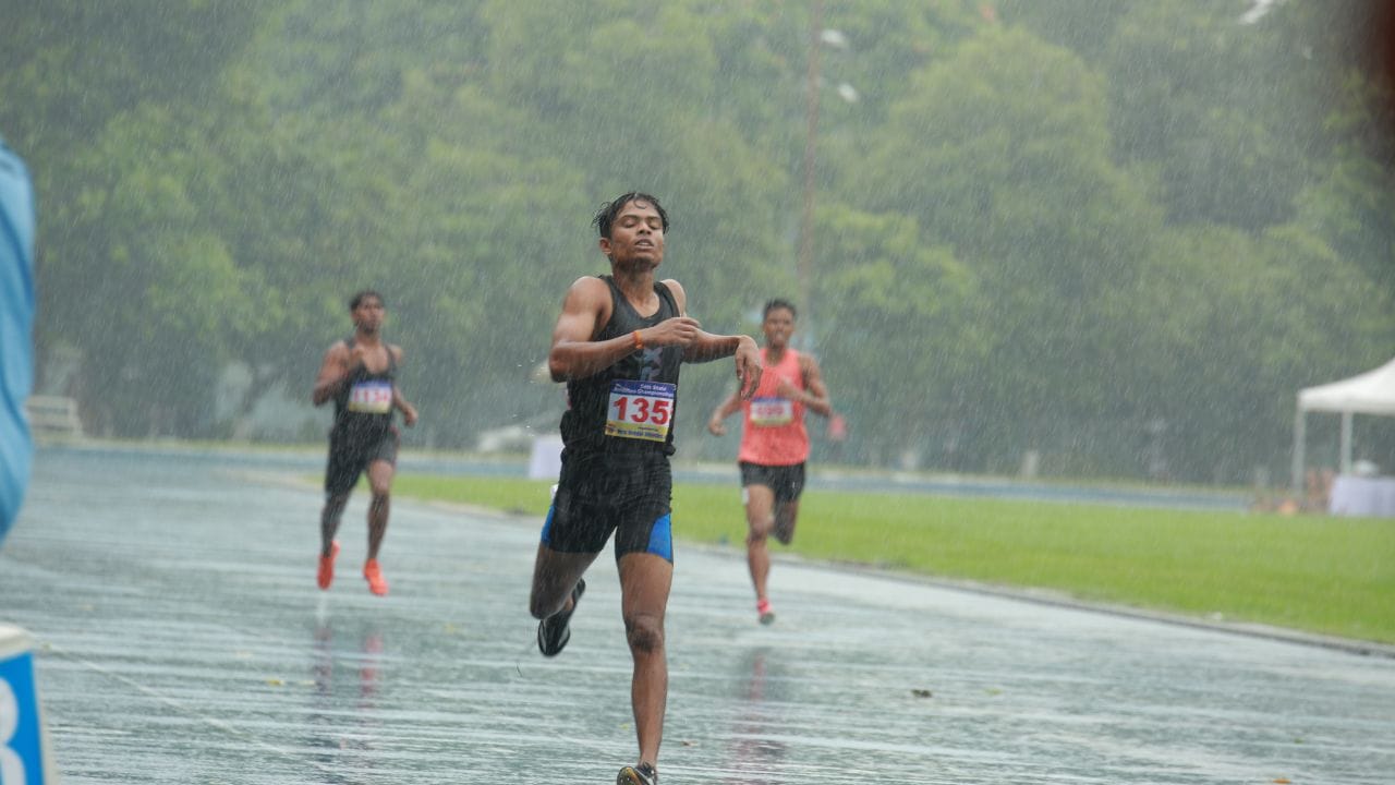 কলকাতার সাই কমপ্লেক্সে শুরু হল ৭৪তম রাজ্য অ্যাথলেটিক্স চ্যাম্পিয়নশিপ ২০২৬। এবারের প্রতিযোগিতায় অংশ নিয়েছেন মোট ১৪২৩ জন প্রতিযোগী। এঁদের মধ্যে ৮১৮ জন পুরুষ ও ৬০৫ জন মহিলা। রাজ্যের অন্যতম বড় অ্যাথলেটিক্স প্রতিযোগিতা হিসেবে শুরু থেকেই জমে উঠেছে এই আসর। (Credit - TV9 Bangla)