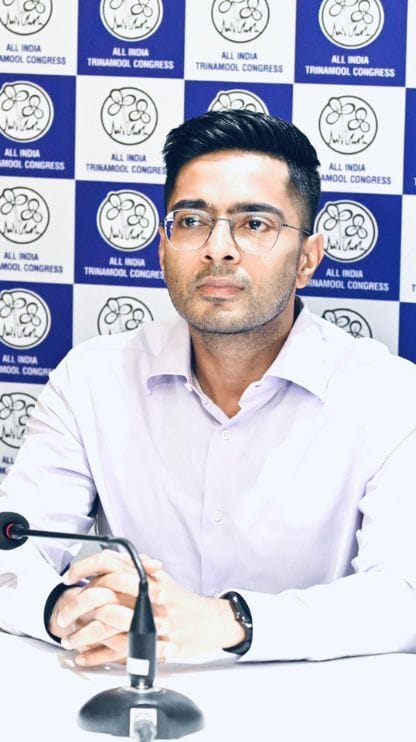অভিষেকের অফিসের সামনে দাঁড়িয়ে তিন-তিনটে বুলডোজার, কী হবে?