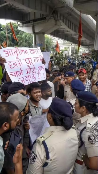 বিহারে NEET আন্দোলন,পুলিশ ছুড়ল কাঁদানে গ্যাস