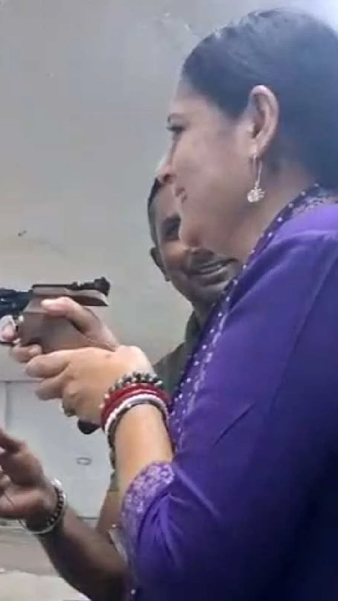 পিস্তল হাতে নিয়ে অগ্নিমিত্রা যা করলেন, দেখলে অবাক হবেন...