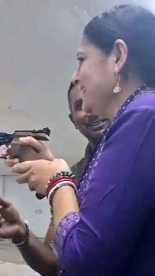 পিস্তল হাতে নিয়ে অগ্নিমিত্রা যা করলেন, দেখলে অবাক হবেন…