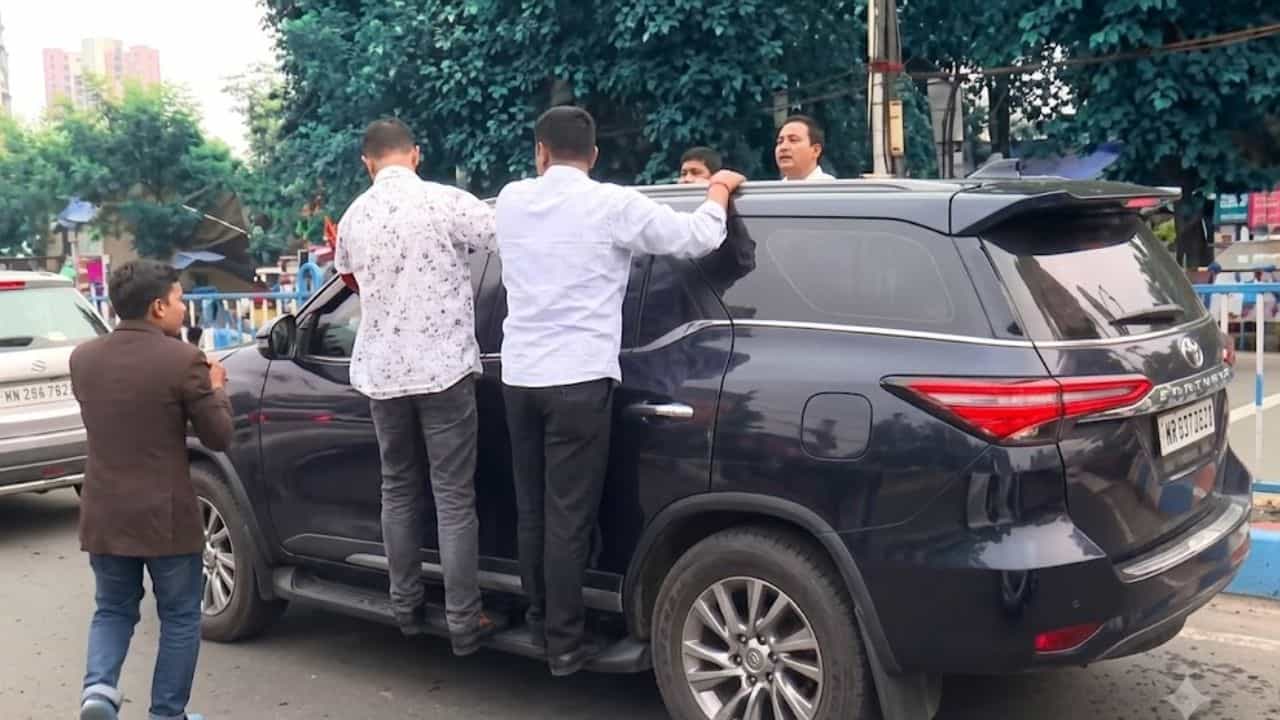 Abhishek Banerjee: 'WB05C ****' দু'ধারে ঝোলেন, এঁরা কারা? অভিষেকের এই গাড়িতেই নয়া রহস্য, বিপদ বাড়ল আরও Abhishek Banerjee: 'WB05C ****' দু'ধারে ঝোলেন, এঁরা কারা? অভিষেকের এই গাড়িতেই নয়া রহস্য, বিপদ বাড়ল আরও