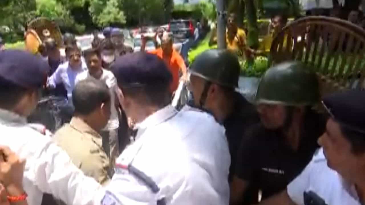 West Bengal NEWS Live Updates: কণ্ঠস্বরের নমুনা দিয়ে বিধাননগর আদালত থেকে বেরিয়ে গেলেন অভিষেক West Bengal NEWS Live Updates: কণ্ঠস্বরের নমুনা দিয়ে বিধাননগর আদালত থেকে বেরিয়ে গেলেন অভিষেক