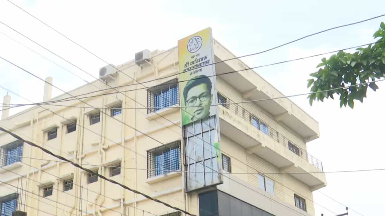 Abhishek Banerjee Amtala office: অভিষেকের আমতলার অফিসে ডিজিটাল লক করে কী রাখা হত? রহস্য লুকিয়ে ট্রাঙ্কে? Abhishek Banerjee Amtala office: অভিষেকের আমতলার অফিসে ডিজিটাল লক করে কী রাখা হত? রহস্য লুকিয়ে ট্রাঙ্কে?
