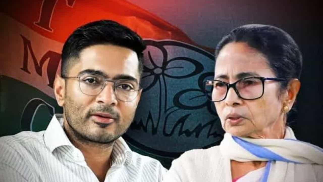 Abhishek Banerjee: হাইকোর্ট নির্দেশ দিতেই প্রকাশ্যে ছবি, মমতার পাশ থেকে সরে গেলেন অভিষেক! Abhishek Banerjee: হাইকোর্ট নির্দেশ দিতেই প্রকাশ্যে ছবি, মমতার পাশ থেকে সরে গেলেন অভিষেক!