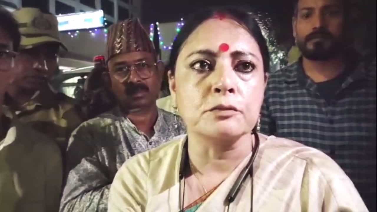 Agnimitra Paul News: নোটিসের মেয়াদ উত্তীর্ণ হওয়ার আগেই কেন চলল বুলডোজার? ২ জনকে শোকজ অগ্নিমিত্রার Agnimitra Paul News: নোটিসের মেয়াদ উত্তীর্ণ হওয়ার আগেই কেন চলল বুলডোজার? ২ জনকে শোকজ অগ্নিমিত্রার