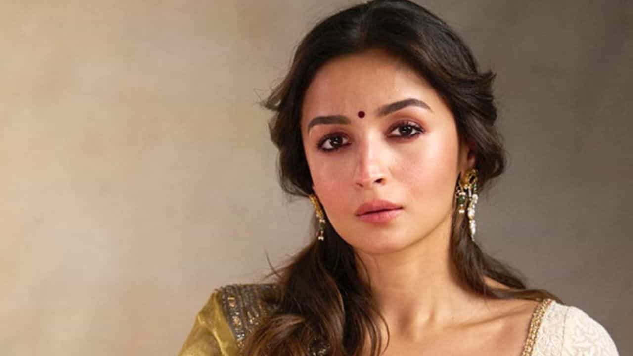Alia Bhatt: রাষ্ট্রপতির নাম কি? ফের আলিয়াকে প্রশ্ন, এবারটি কী ঠিক উত্তর দিলেন? Alia Bhatt: রাষ্ট্রপতির নাম কি? ফের আলিয়াকে প্রশ্ন, এবারটি কী ঠিক উত্তর দিলেন?