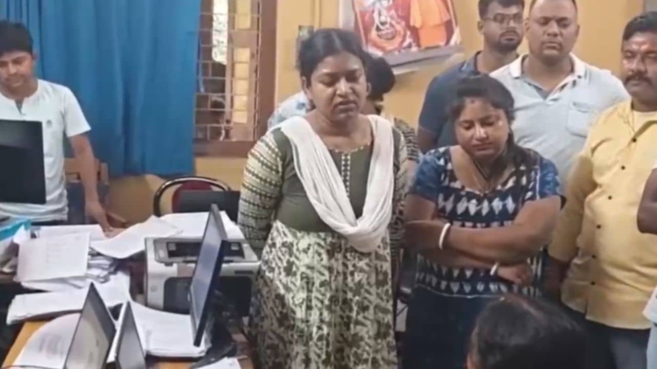 Annapurna Yojana: কাদের জন্য আসল প্রাপকদের অ্যাকাউন্টেও ঢুকল না অন্নপূর্ণার টাকা? হাতেনাতে পর্দাফাঁস করলেন বিধায়ক, এবার জানানো হচ্ছে নবান্নে